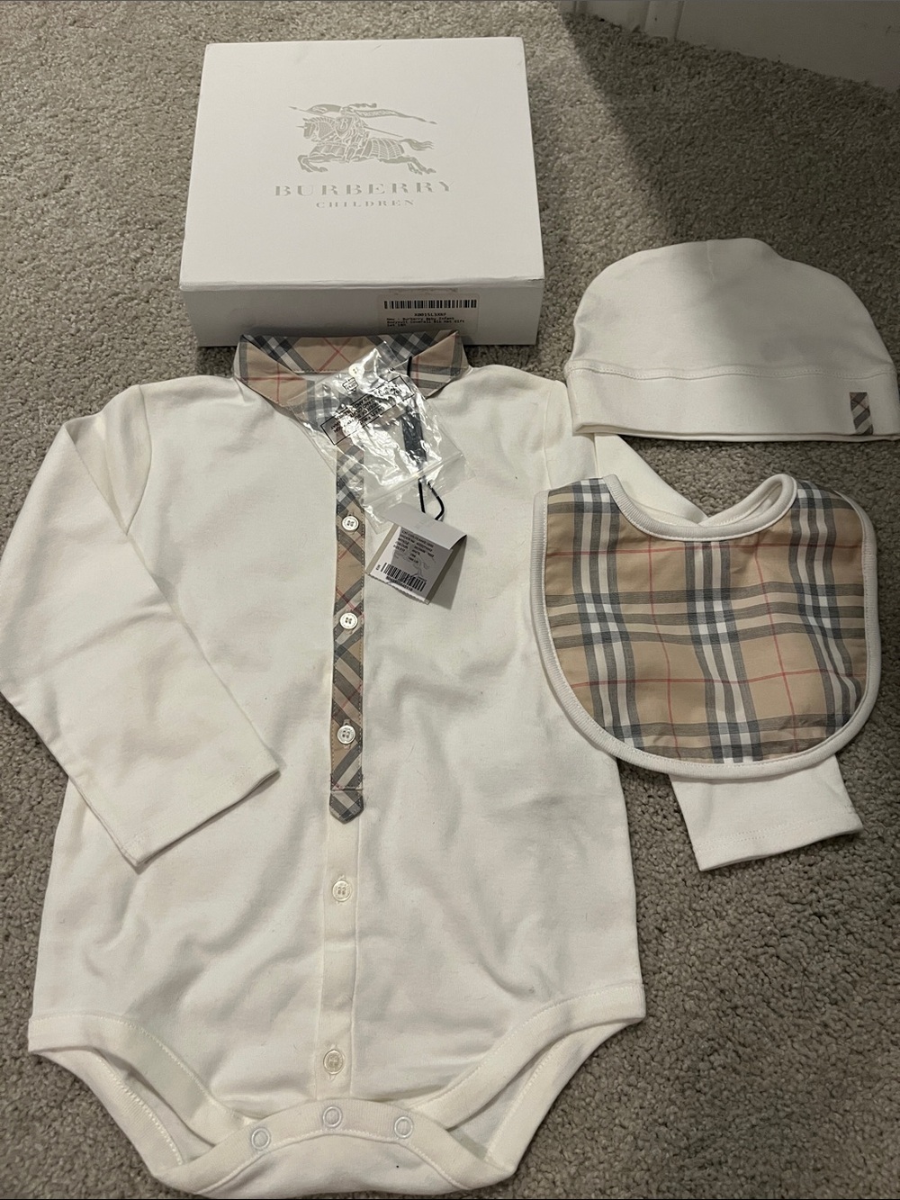 Burberry 3 piece set new 18M Baby Bodysuit Hat nova Check Bib coverall NIB